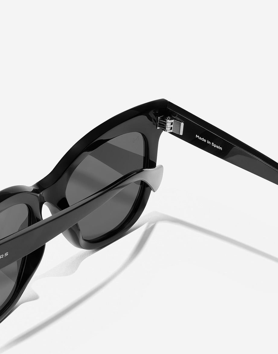 AUDREY RAW - POLARIZED BLACK HAWKERS